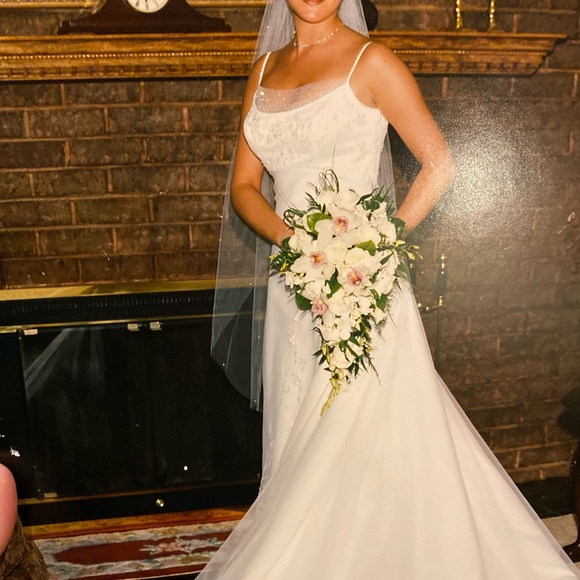 Beautiful Women’s wedding gown,worn once, professionally cleaned and preserved - Picture 4 of 4